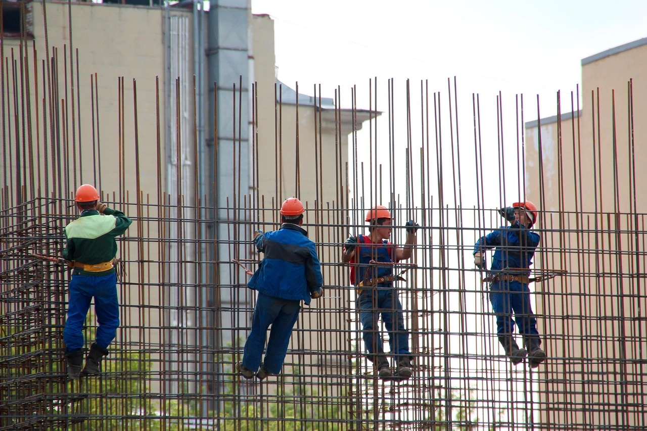 Çelik işçileri ve beton döküm sahası