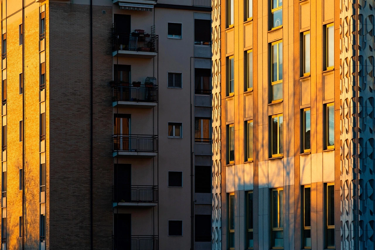 Tamamlanmış modern bina ve mimari yapı